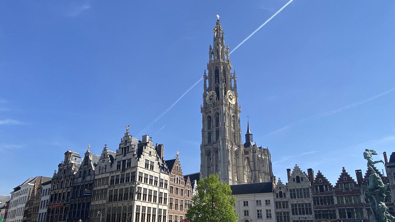 Grote Markt, City Hall and Brabo Fountain