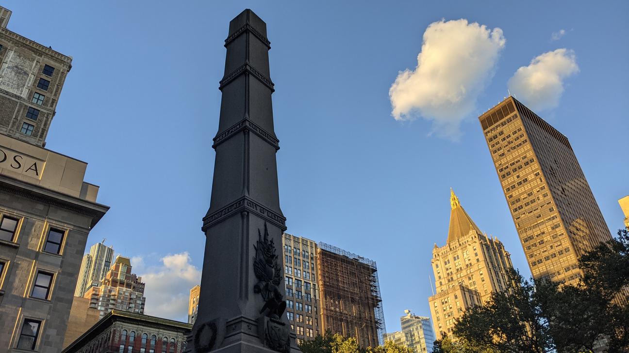 The General Worth Monument—a gravesite in the middle of Broadway