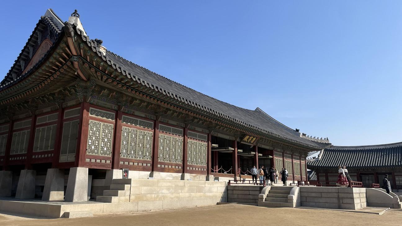 Gangnyeongjeon (King's bedroom)
