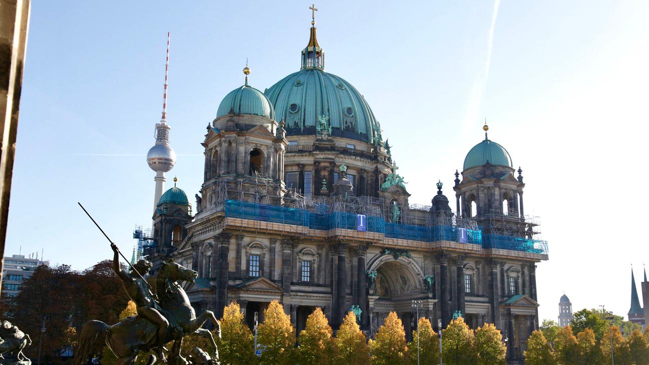 A photo of Berliner Dom & the Altes Museum
