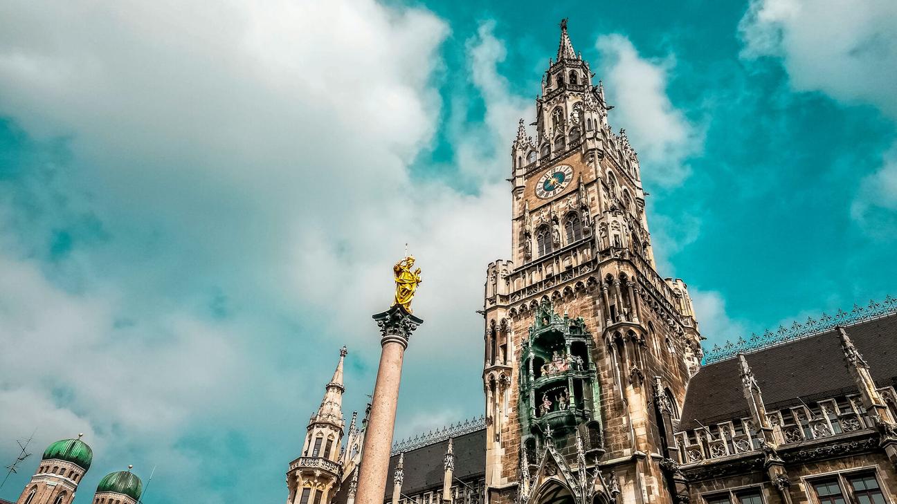 Marienplatz (Mary's Square) and the New Town Hall (Neues Rathaus)