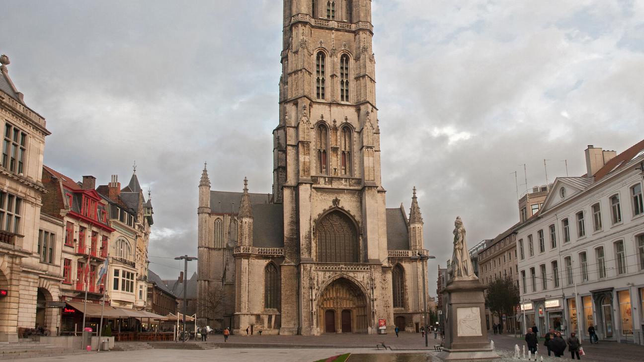 Sint-Baafsplein (St Bavo Square and Cathedral)