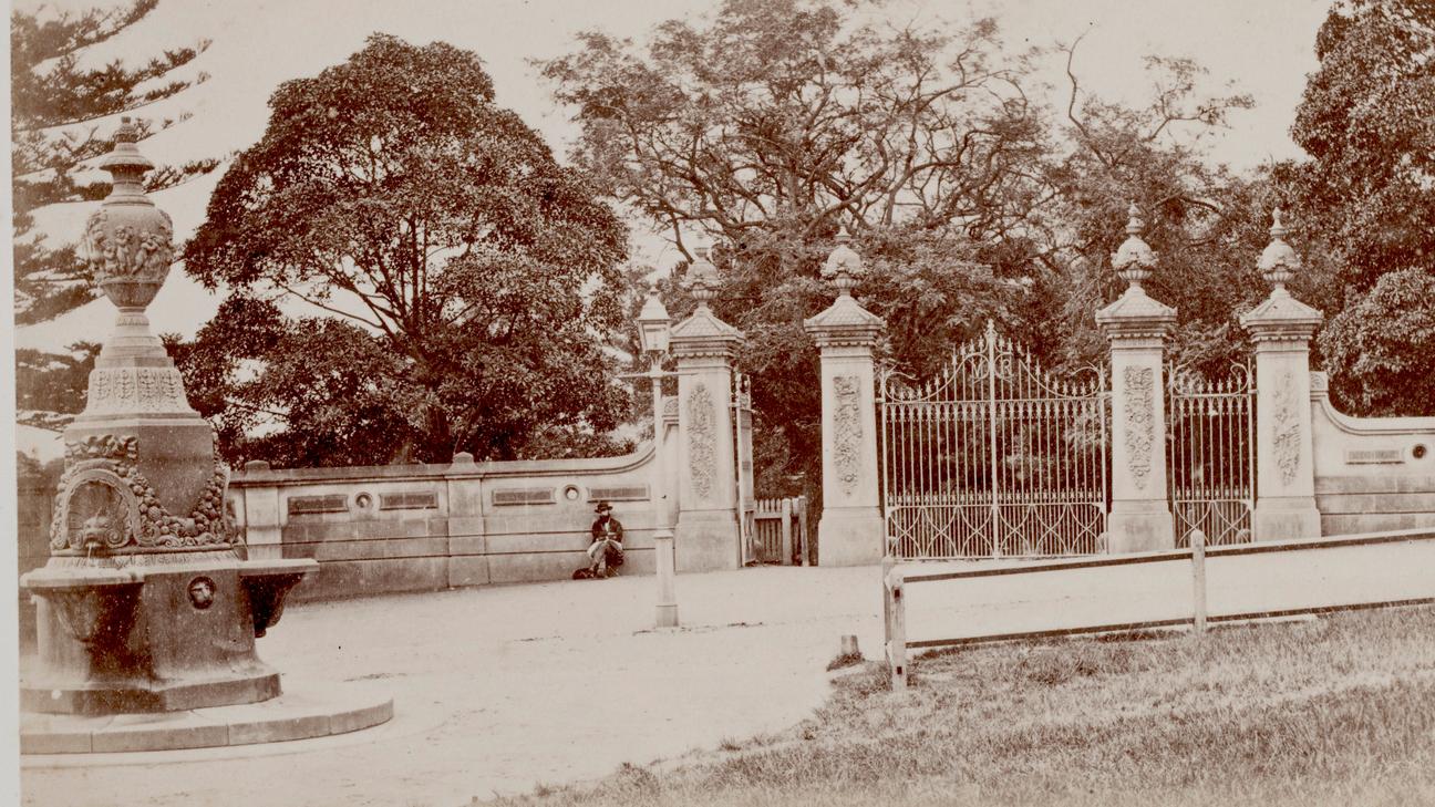 Historic entrance gates & the Botanical Gardens